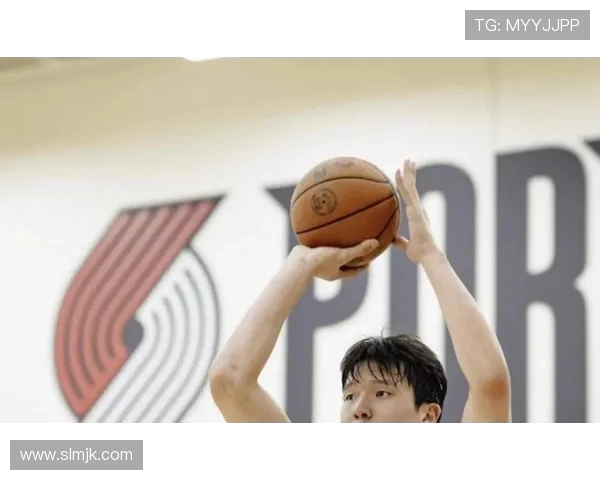 杨瀚森神勇防守一击扇飞弗里曼托篮下进攻皮球瞬间